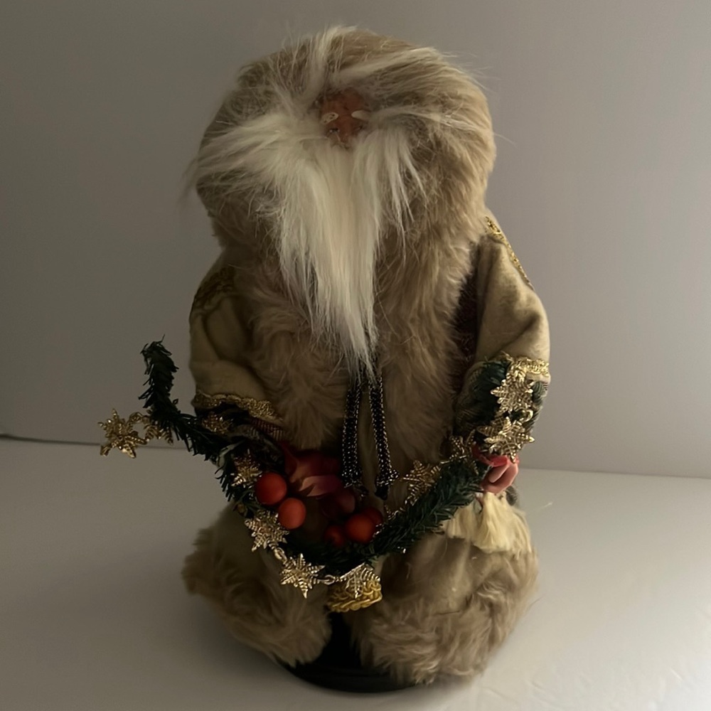 SANTA Claus figurine.